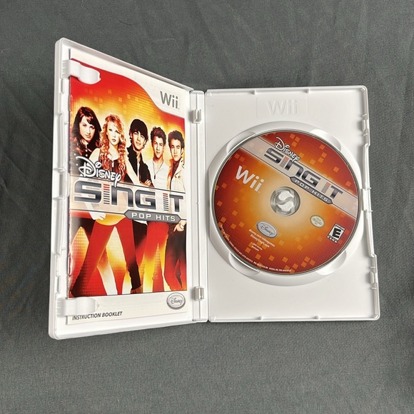 Wii Disney Sing It Pop Hits - Picture 3 of 5